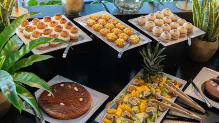 Patisseries et fruits servis durant le brunch de l'hôtel Royal
