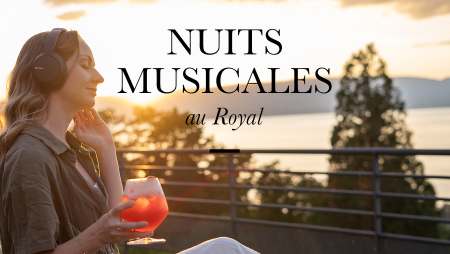 Hôtel Royal, 5 étoiles à Evian - Femme avec un casque au couché de soleil, Nuits Musicales