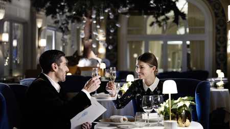 Hôtel Royal, 5 étoiles à Evian - Couple trinquant au restaurant Les Fresques pendant les fêtes
