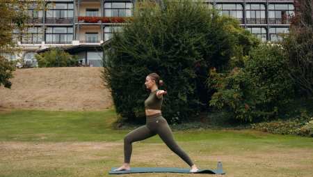 Femme dans une position de Yoga dans le parc de l'Hôtel Ermitage