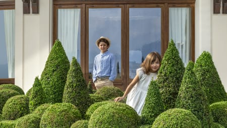 Hôtel Royal, hôtel 5 étoiles, Hôtel Ermitage, hôtel 4 étoiles à Evian - Deux enfants jouant sur la terrasse de l'hôtel Royal
