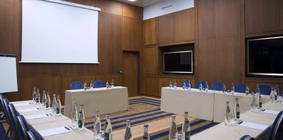 Hôtel Royal, 5 étoiles à Evian - Salon Martigny dans le centre conférence avec tables et chaises