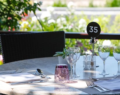 Table extérieur du restaurant Le Chalet à l'Evian Resort Golf Club