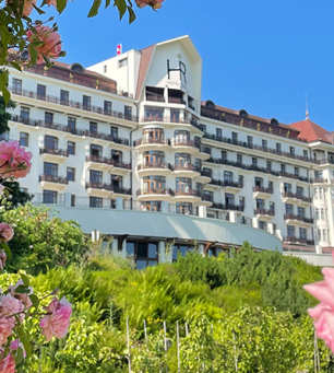 Façade de l'Hôtel Royal, de sa terrasse et de son centre de conférence en contre bas