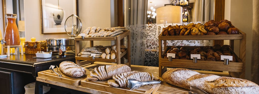 Buffet de pain et viennoiserie du Brunch Comme à la Maison de l'Hôtel Ermitage