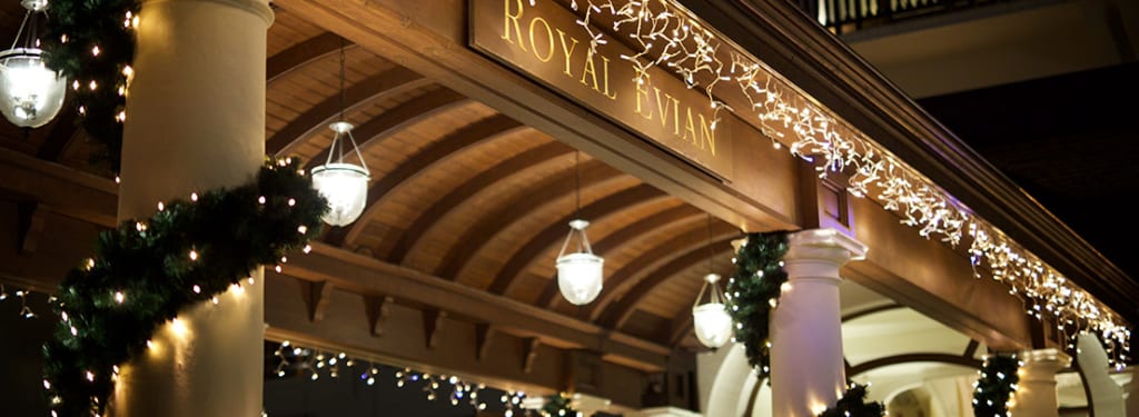 Entrée à l'extérieur de l'Hôtel Royal durant les fêtes de fin d'année avec des guirlandes lumineuses