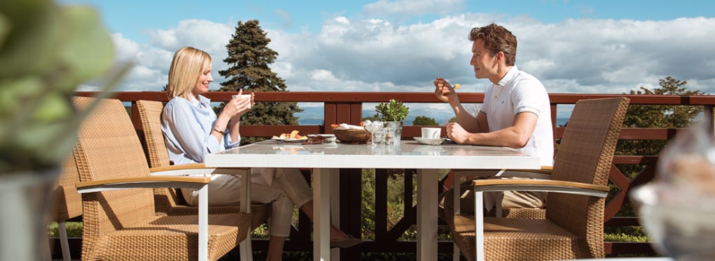 Couple prenant son brunch en terrasse à l'Hôtel Ermitage au restaurant La Table