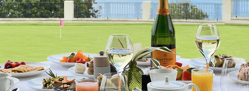 Table du Brunch de l'Hôtel Royal en extérieur avec vue sur le lac léman