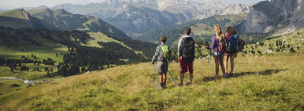 4 personnes en randonnée dans le Chablais avec l'équipe Sport et Culture de l'Evian Resort