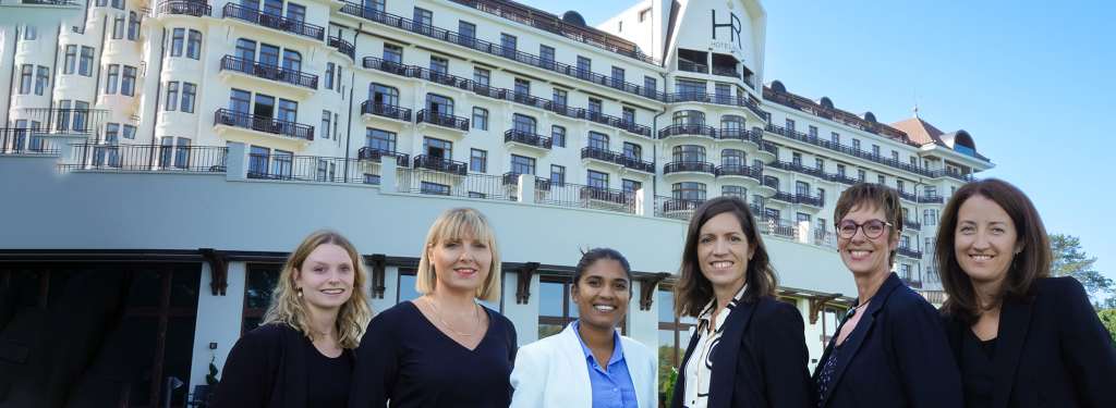 L'équipe Sales de l'Evian Resort devant l'hôtel Royal. Les personnes qui organisent vos évènements
