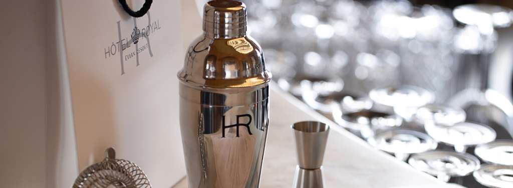 Kit pour l'atelier Mixologie du Bar de l'Hôtel Royal, shaker, doseurs, fiches techniques etc.