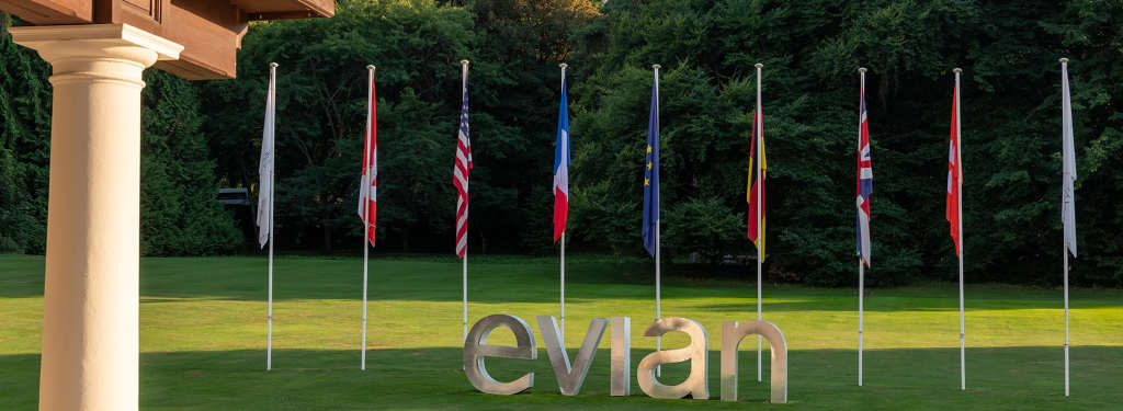 Hôtel Royal, 5 étoiles à Evian - Logo evian dans le parc de l'Hôtel Royal avec les drapeaux de nations