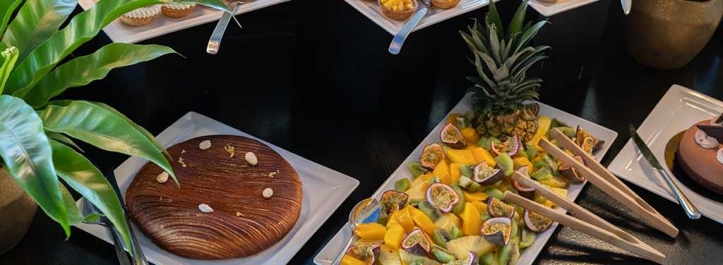 Patisseries et fruits servis durant le brunch de l'hôtel Royal
