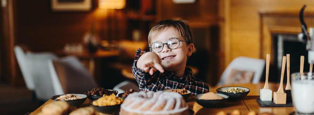 Hôtel Ermitage, 4 étoiles à Evian - Enfants souriant devant plein de gâteaux et chocolats
