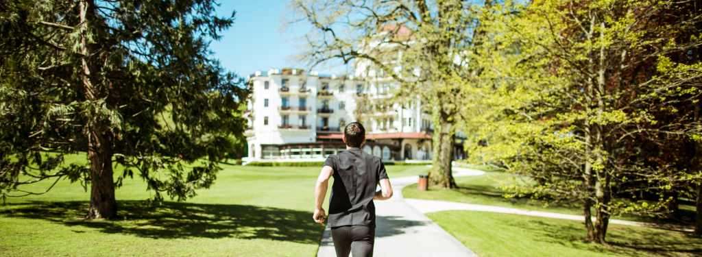 Hôtel Royal, 5 étoiles à Evian - Homme de dos qui court dans le parc de l'hôtel