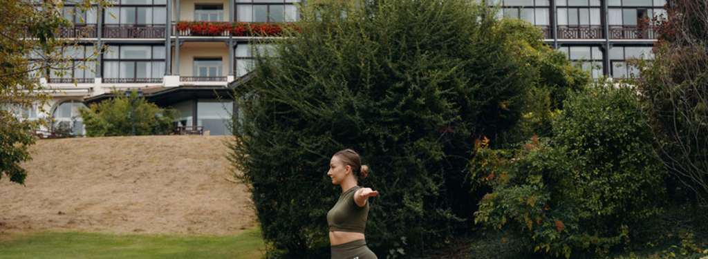 Femme dans une position de Yoga dans le parc de l'Hôtel Ermitage