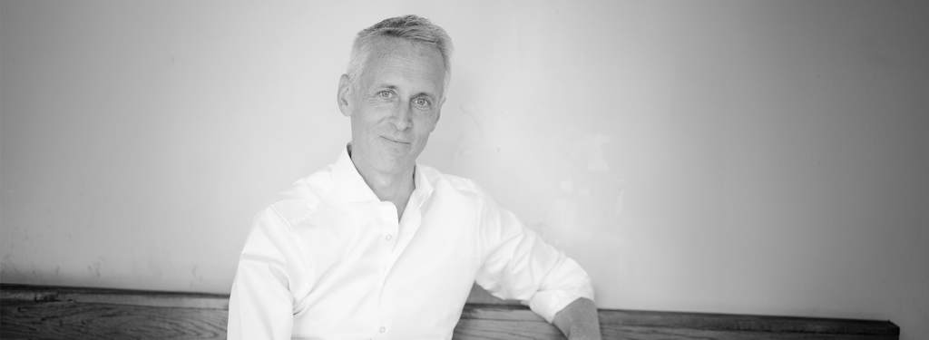 Sébastien Daucé assis sur un banc - Ensemble Correspondances - page concert.jpg