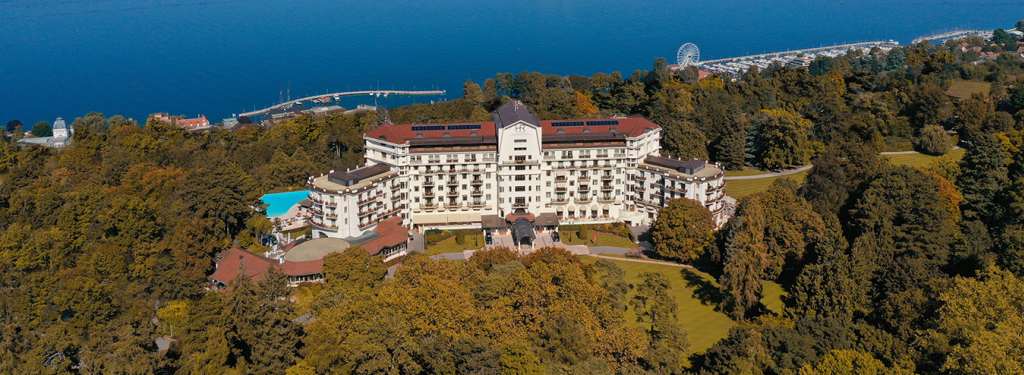 Hôtel Royal, 5 étoiles à Evian - Vue du ciel de l'hôtel face au lac Léman