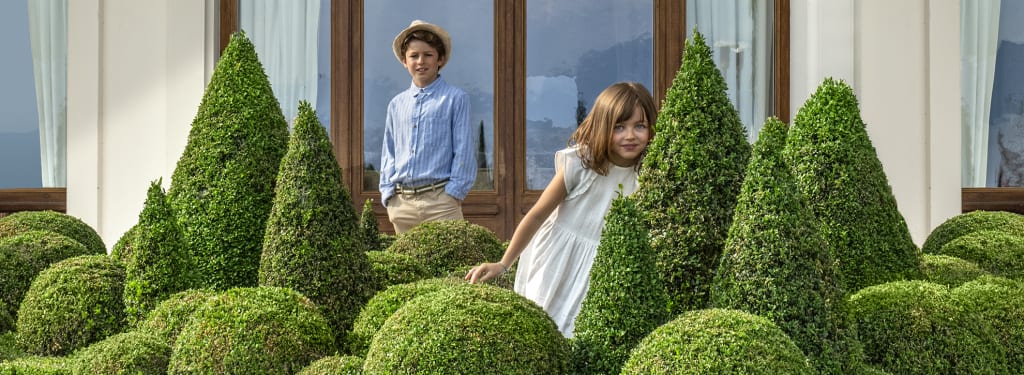 Hôtel Royal, hôtel 5 étoiles, Hôtel Ermitage, hôtel 4 étoiles à Evian - Deux enfants jouant sur la terrasse de l'hôtel Royal