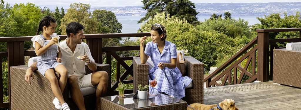 Hôtel Ermitage, 4 étoiles à Evian - Parents, fille et chien en terrasse buvant un apéritif