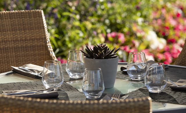Table dressée en terrasse du restaurant La Table de l'Hôtel Ermitage