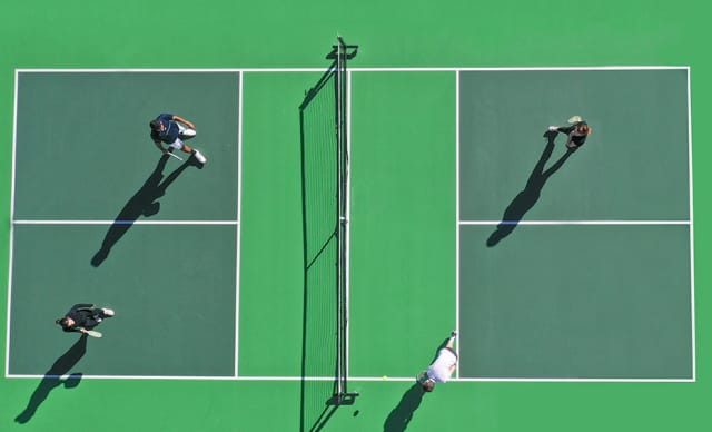 Hôtel Royal, 5 étoiles à Evian - 4 personnes jouant au pickleball à l'hôtel Royal vue du ciel