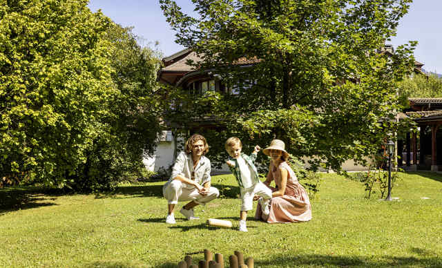 Hôtel La Verniaz, 4 étoiles à Evian - Famille qui joue au molkky dans le jardin