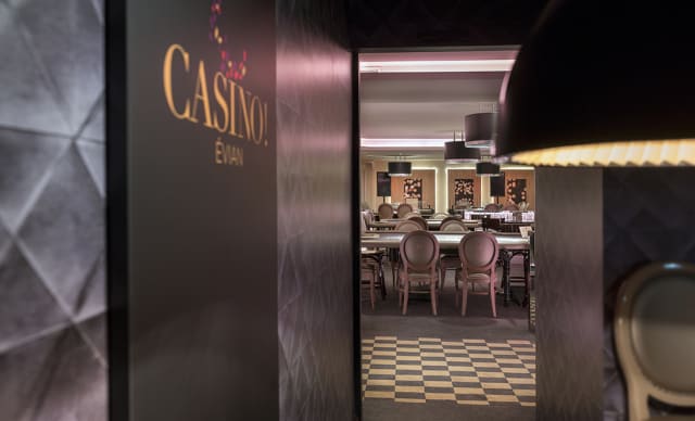 Entrée de la salle de restaurant le Baccara du Casino Evian, restaurant à l'intérieur des tables de jeux