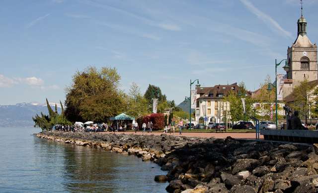 Hôtel La Verniaz, 4 étoiles à Evian - Quai de la ville d'Evian au soleil