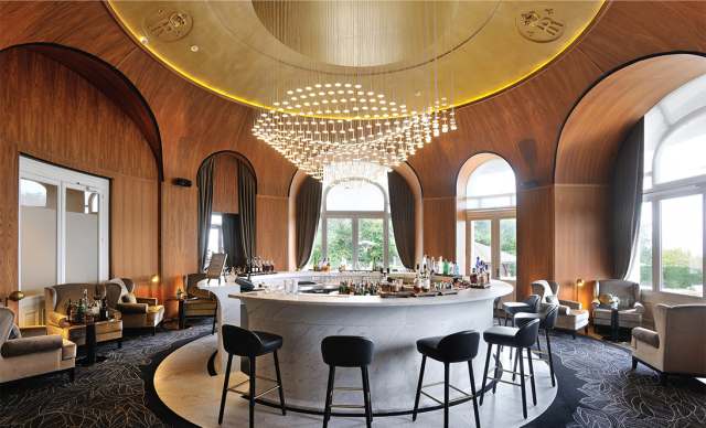 Hôtel Royal, hôtel 5 étoiles à Evian - Bar de l'hôtel Royal et son grand lustre