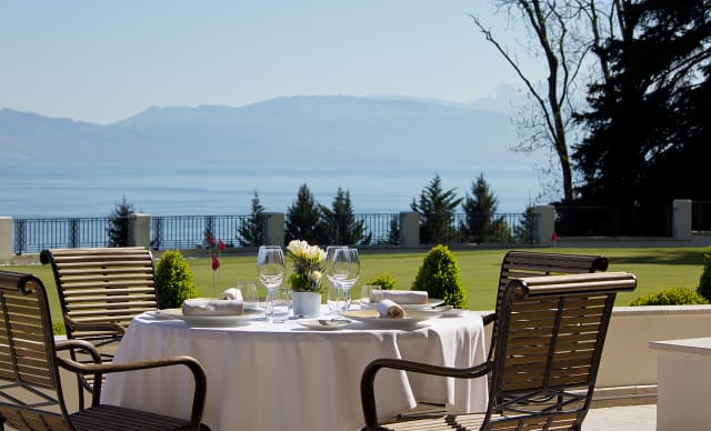 Hôtel Royal, hôtel 5 étoiles à Evian - Table en extérieur du restaurant La Véranda de l'Hôtel Royal 5* Palace à Evian avec vue sur le lac Léman