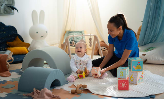 Bébé et professionnelle de la petite enfance certifiée au Baby Club de l'Evian Resort