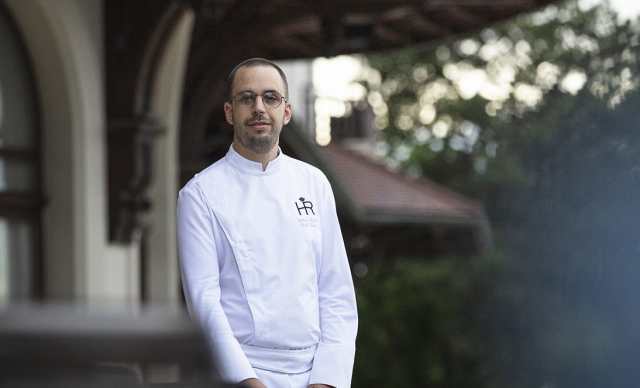 Hôtel Royal, 5 étoiles à Evian - Chef exécutif de l'hôtel Royal, Yohan Fatela en veste de cuisine