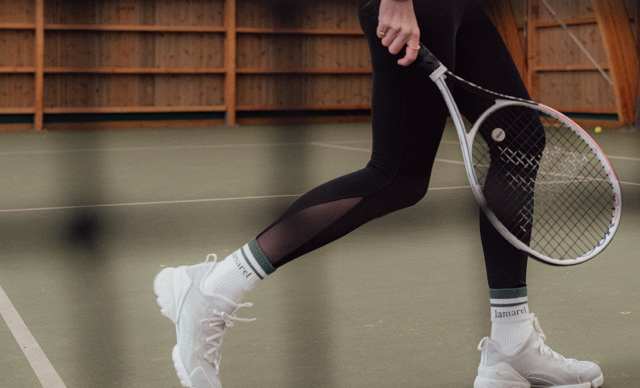 Hôtel Royal, 5 étoiles, Hôtel Ermitage, 4 étoiles à Evian - Jambe d'une femme au tennis avec raquette