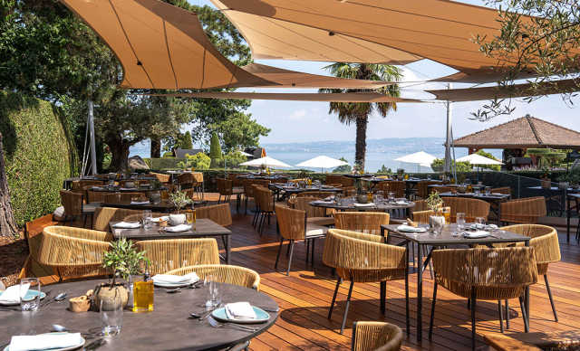 Hôtel Royal, 5 étoiles à Evian - Restaurant l'Oliveraie lumière tamisée face au lac Léman
