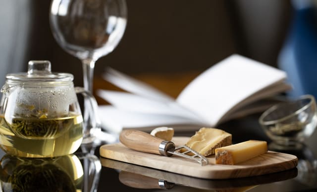 Plateau de fromage et thé de dégustation pour le cheese & tea au bar de l'hôtel royal evian