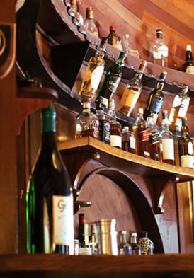 Bouteilles présentées en hauteur dans le bar de l'Hôtel La Verniaz