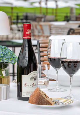 table en terrasse du restaurant les fresques face au lac léman, à l'hôtel royal evian