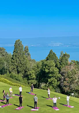 Session de Yoga dans le parc avec vue sur le Lac Léman