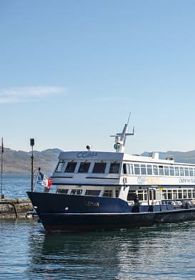 Bateau faisant la liaison sur le lac léman d'évian à lausanne pour aller à l'évian resort