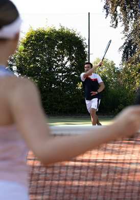 Hôtel Royal, 5 étoiles, Hôtel Ermitage, 4 étoiles à Evian - 2 personnes jouant au tennis