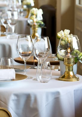 Table dressée du restaurant gastronomique et étoilé Les Fresques de l'Hôtel Royal.