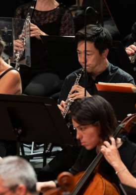 Les Mélèzes, salles de spectacles à Evian - Orchestre en train de jouer avec flutes et violoncelles