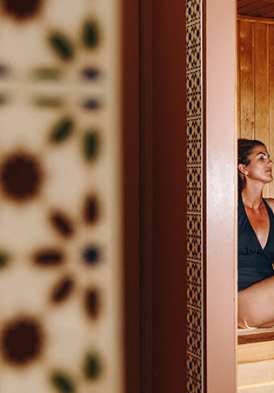 Hôtel Ermitage, 4 étoiles à Evian - Femme qui se repose dans le sauna du Spa 4 Terres