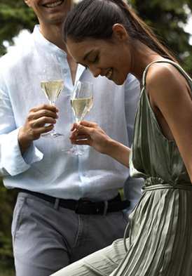Hôtel Royal, 5 étoiles à Evian - Couple prenant un afternoon Tea à l'hôtel Royal