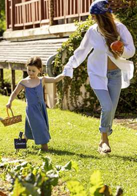 Hôtel La Verniaz, 4 étoiles à Evian - Mère et fille dans le potager
