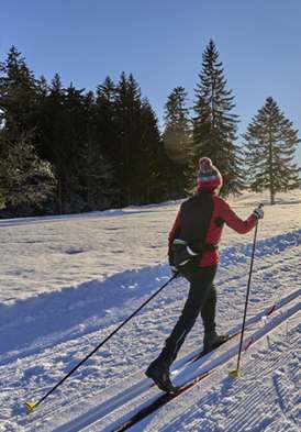 Hôtel Royal, 5 étoiles, Hôtel Ermitage, 4 étoiles à Evian - Femme en ski nordique face au soleil