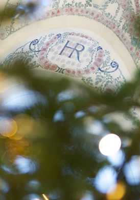 Hôtel Royal, hôtel 5 étoiles à Evian - Plafond de l'Hôtel Royal avec le logo et les fresques avec un sapin de noël en premier plan