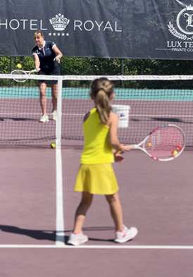 Hôtel Royal, 5 étoiles, Hôtel Ermitage, 4 étoiles à Evian - cours de tennis avec une enfant