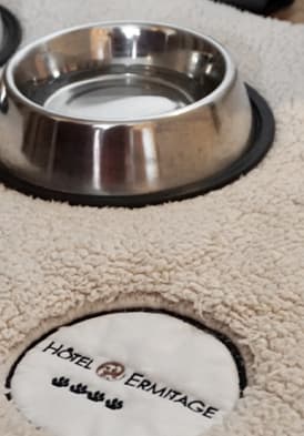 Tapis Hôtel Ermitage pour les animaux avec deux gamelles